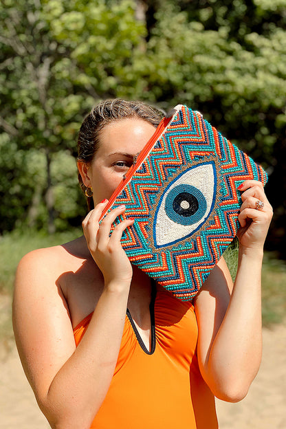 Eye-o-eye me clutch